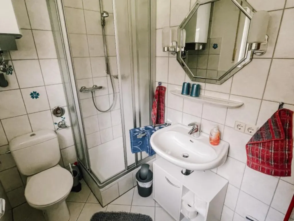 Bad mit Fußbodenheizung in der Ferienwohnung Haus Nadja