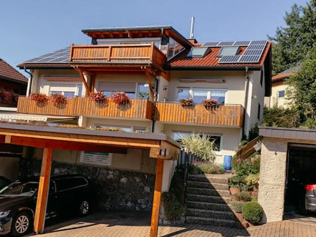 Außenansicht mit Parkplatz im Carport am Haus Nadja